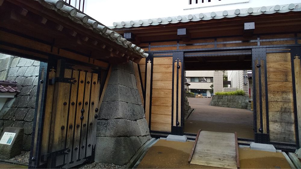 福井城址の門