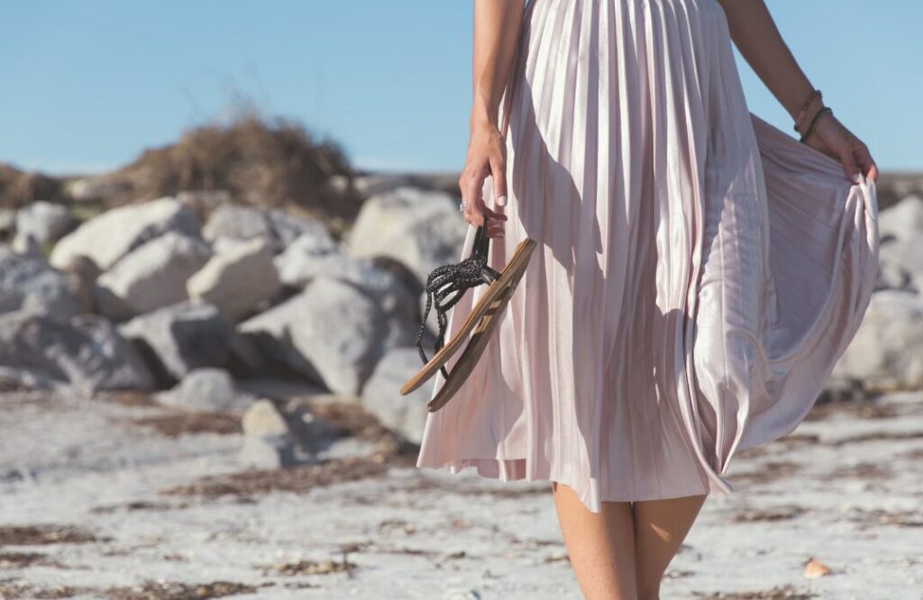 浜辺を歩く女性
