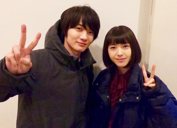 ピースサインをする浜辺美波と神木隆之介