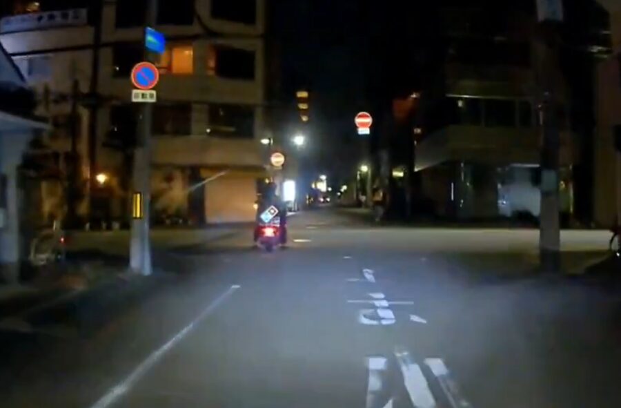 逆走するバイクの画像