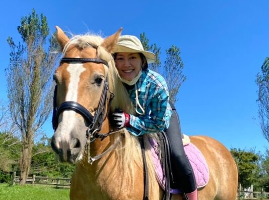 馬に乗る佐藤藍子